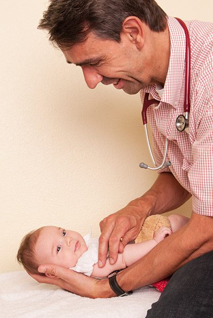Dr. Steeg bei der Behandlung eines Säuglings mit Shonishin
