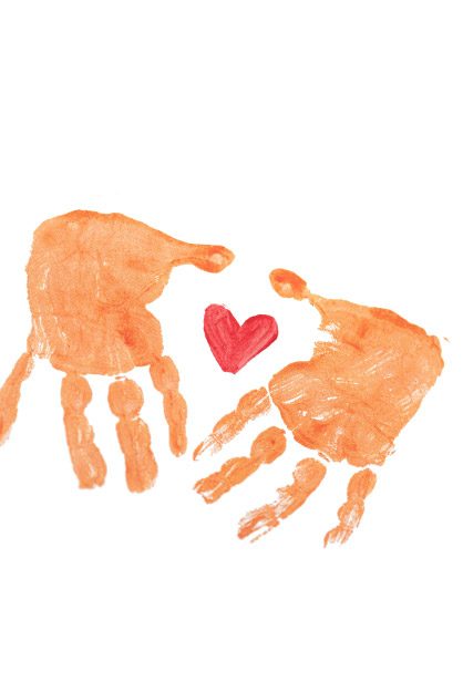 Abdrücke von Kinderhänden, in der Mitte ein Herz