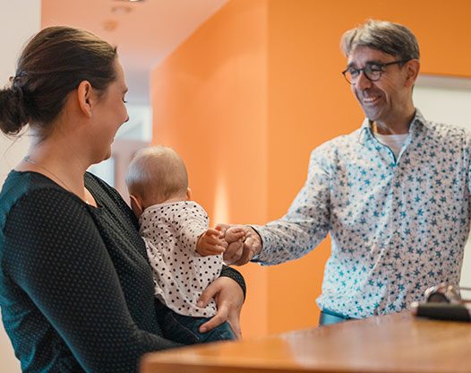 Dr. Steeg behandelt einen Säugling mit homöopathischen Mitteln