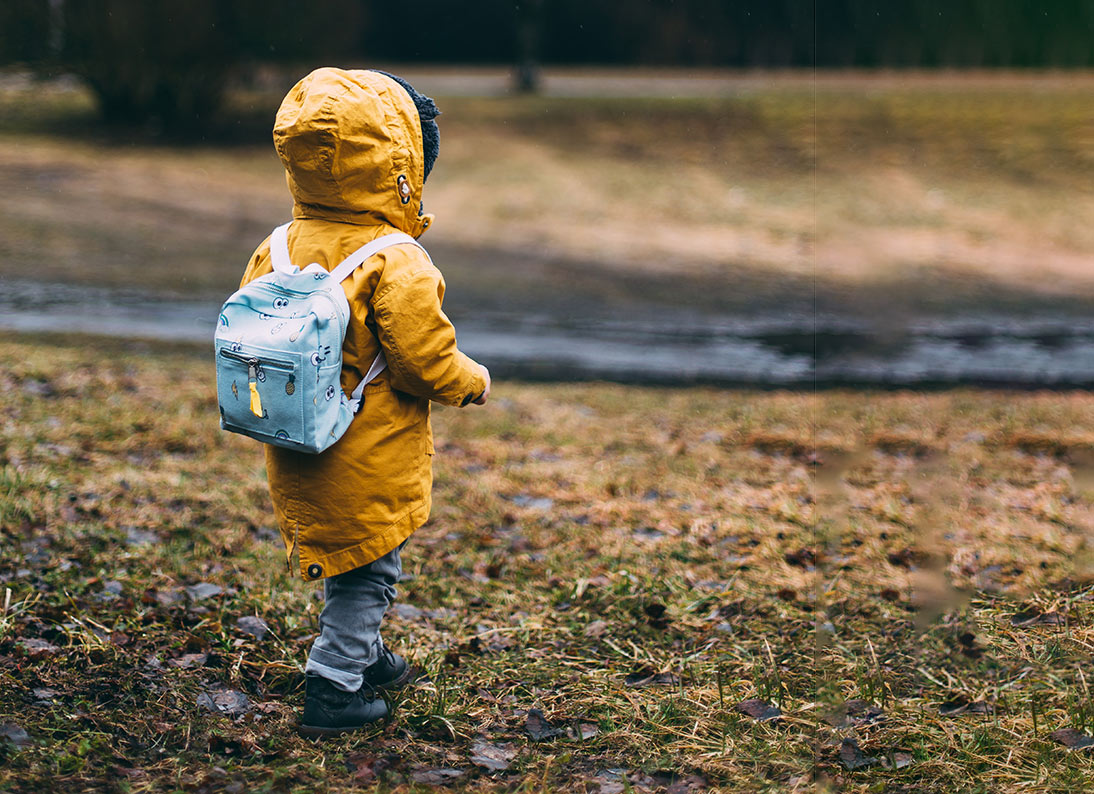 Kindergartenkind in herbstlicher Landschaft