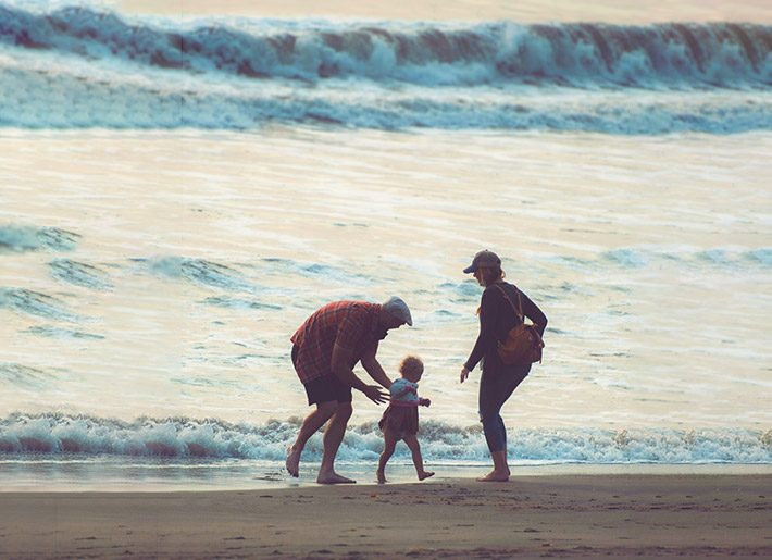 Familie mit Kleinkind am Strand