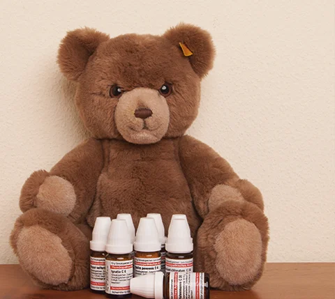 Homöopathie für Kinder: Teddybär mit homöopathischen Arzneimitteln
